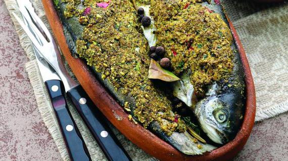 Ароматная запеченная форель с орехами и травами на грузинской сковороде кеци