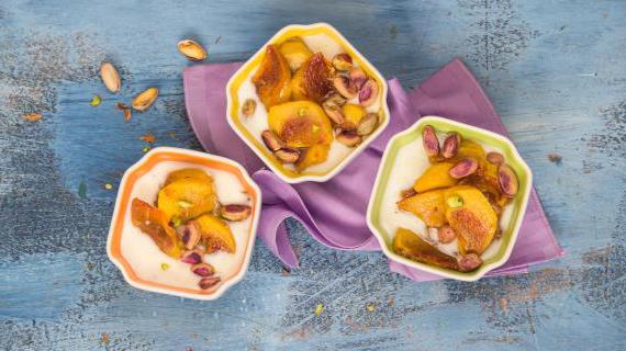 Ароматная запеченная хурма с йогуртовым кремом и фисташками