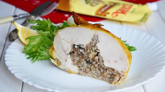 Ароматная запеченная курица, фаршированная гречкой и шампиньонами — сочный рецепт с рассыпчатым гарниром