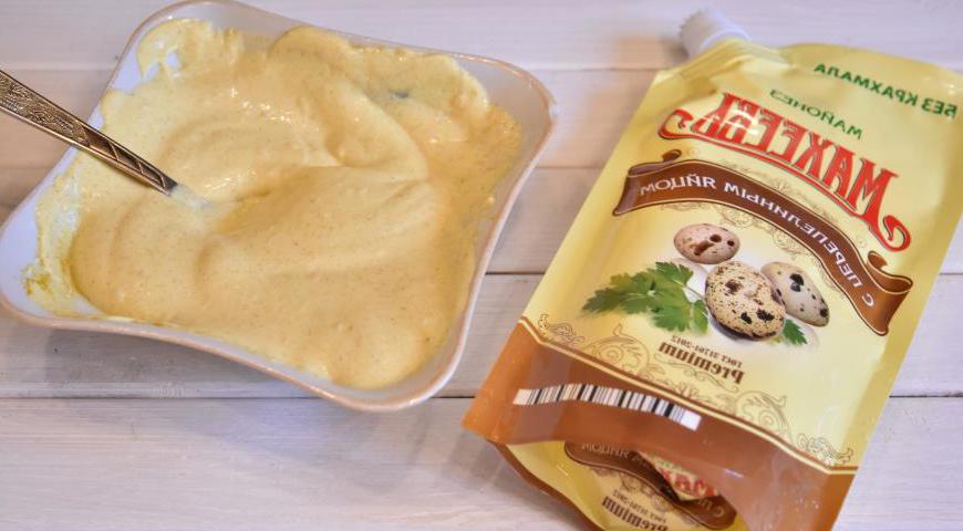 Смешайте майонез с куркумой, добавьте немного соли и перца. Полученной смесью равномерно смажьте всю поверхность курицы. Форму для запекания слегка смажьте растительным маслом. Выложите курицу спинкой вниз и отправьте в предварительно разогретую до 190°C духовку. Запекайте до золотистой корочки и готовности мяса, примерно 60–70 минут.