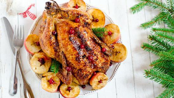 Ароматная запеченная курица с яблоками и клюквой на праздничный стол