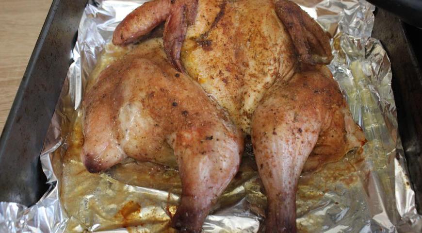 Готовую курицу достать из духовки и аккуратно смазать лимонным сиропом при помощи кулинарной кисти.