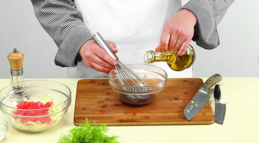 Перемешайте грейпфрутовый сок с медом, соевым соусом и оливковым маслом, добавив, при желании, льняное. Приправьте солью и перцем, заправьте салат. Выложите салат на тарелки, рядом уложите рыбу, посыпьте салат и рыбу раскрошенным розовым перцем.