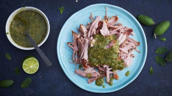 Вкусная запеченная свиная лопатка с золотистой хрустящей корочкой и ароматными специями