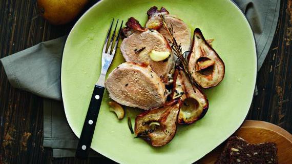 Ароматная запеченная свинина с грушами и травами