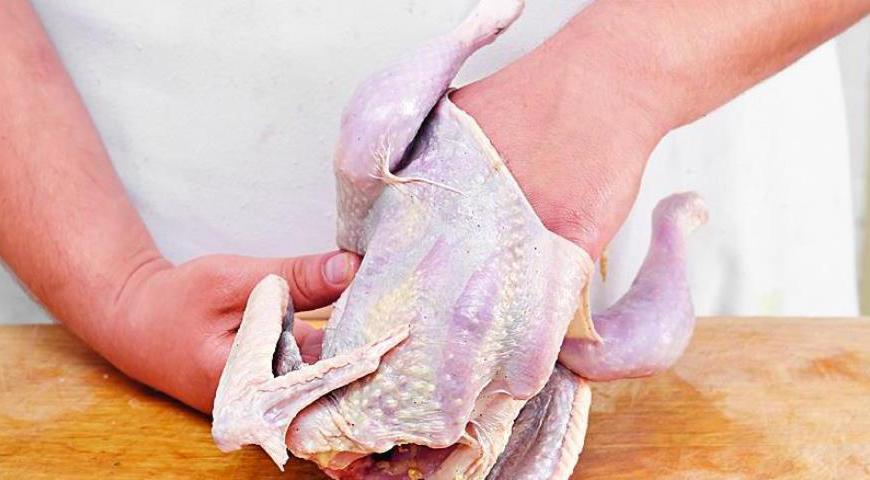 Нагрейте духовку до 180 °C. Перед запеканием посолите и поперчите цесарку изнутри. Аккуратно отделите кожу от мяса на грудке и ножках, поддевая ее пальцами. Будьте внимательны, чтобы не повредить кожу.