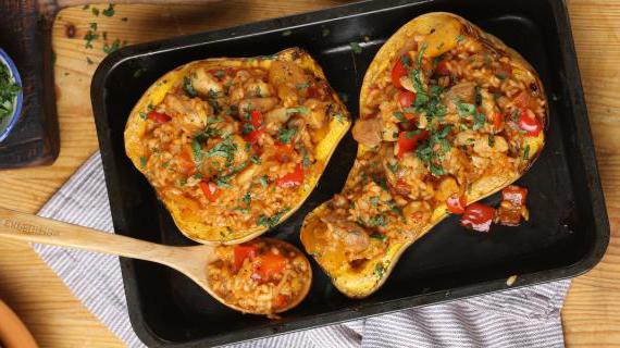 Ароматная запеченная тыква с курицей и рисом в духовке