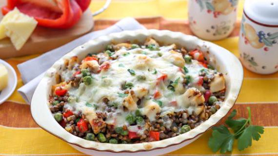 Ароматная запеканка из чечевицы и курятины с овощами