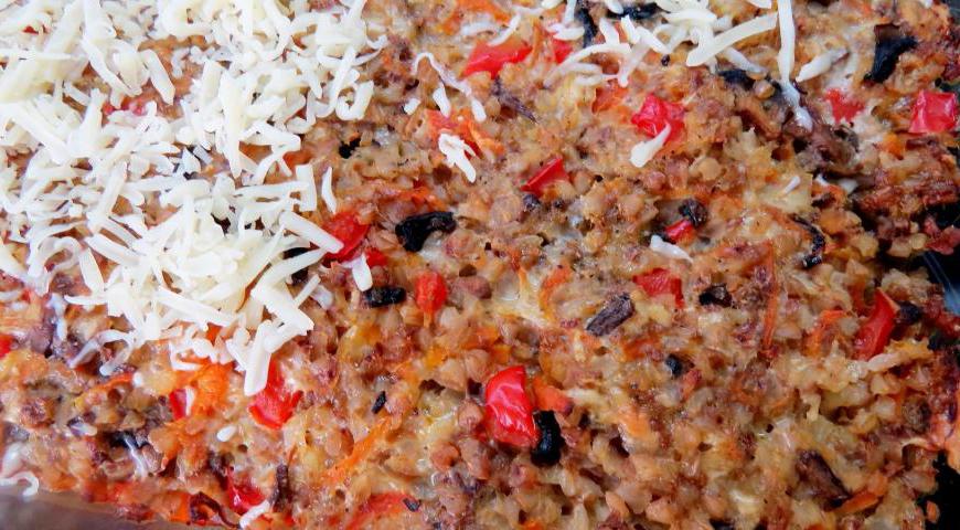 Достаньте форму из духовки, равномерно посыпьте оставшимся сыром поверхность запеканки и отправьте обратно в духовку ещё на 7–10 минут до образования золотистой корочки.