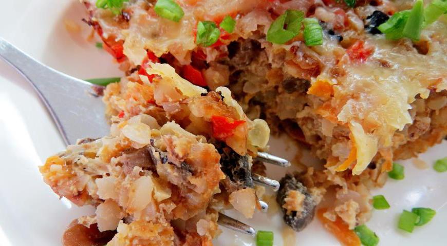 Готовую запеканку остудите немного и нарежьте порционными кусками. Подавайте как в горячем, так и в холодном виде. Получается очень сытно и ароматно!