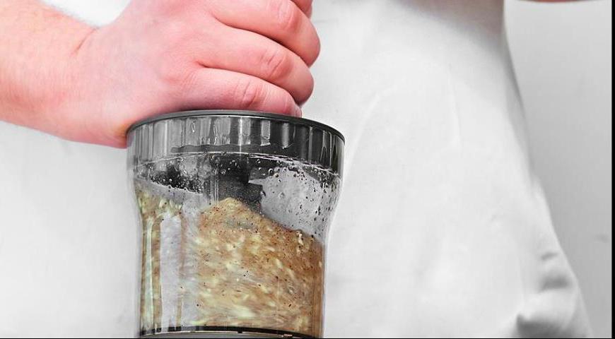 Разогрейте духовку до 180 °C. Очистите чеснок, раздавите его и мелко порубите. В блендере смешайте 130 мл растительного масла, измельченный чеснок и немного мускатного ореха, чтобы получился гладкий и ароматный соус.