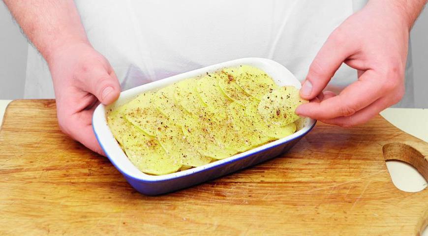 Последний слой должен быть картофельным, который также присыпьте грибным порошком, чтобы он приобрел золотистую корочку и насыщенный вкус.
