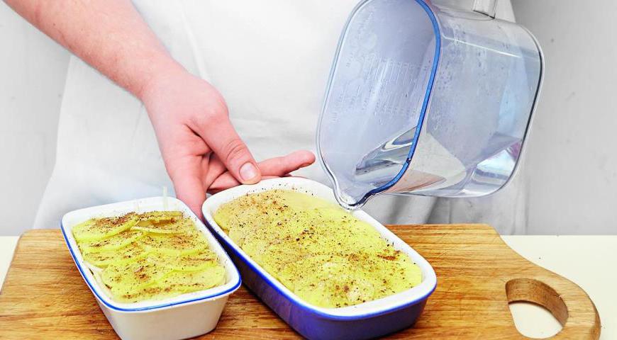Аккуратно влейте 2,5 стакана воды по краям формы, чтобы не нарушить структуру слоев. Запекайте 50 минут, пока запеканка не станет золотистой и полностью пропеченной. Подавайте горячей, можно с кисломолочными продуктами или зеленью.