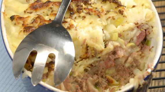 Вкусная запеканка из картофеля с луком-пореем и куриной печенкой, идеальная для ужина
