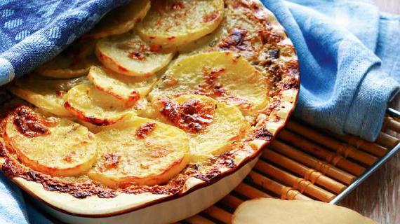 Ароматная запеканка из картофеля с вешенками и сыром с голубой плесенью