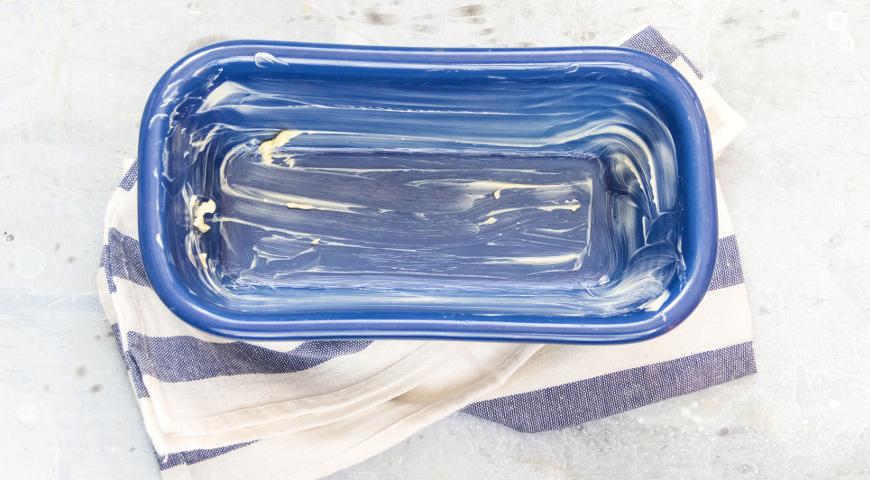 Начните с подготовки духовки: разогрейте ее до 185 °C. Затем выберите форму для запекания, смажьте дно и бока растопленным сливочным маслом, чтобы блюдо не прилипло.