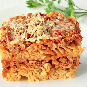 Ароматная запеканка из макарон со свининой, томатами и миндалем