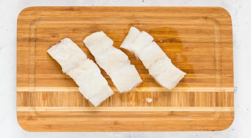 Треску обсушите бумажными полотенцами и нарежьте кусочками размером примерно 4,5 см.