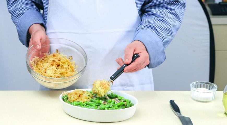 Смешайте зеленую фасоль с грибным соусом и выложите в подготовленную форму для запекания, смазанную маслом. На верх слоя выложите луковую посыпку. Поставьте форму в духовку и запекайте 27 минут. Готовое блюдо подавайте горячим.