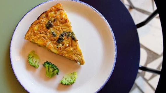 Ароматная запеканка с брокколи и картофелем — полезный ужин за час