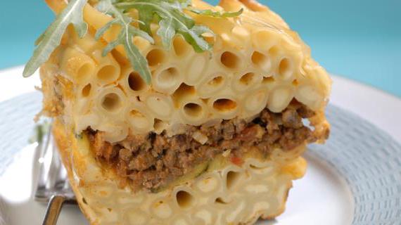 Ароматная запеканка с говяжьим фаршем, цукини и макаронами в сливочно-сырной заливке