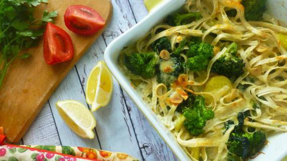 Ароматная запеканка с лапшой и овощным миксом