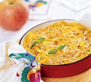 Ароматная запеканка с лапшой, морковью и яблоками – вкусное и простое блюдо