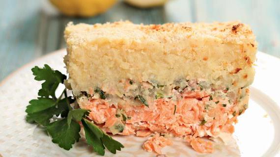 Вкусная запеканка с лососем и картофельным пюре — идеальное блюдо для семейного ужина