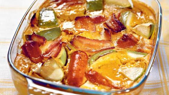 Ароматная запеканка с сосисками, яблоками и тыквой