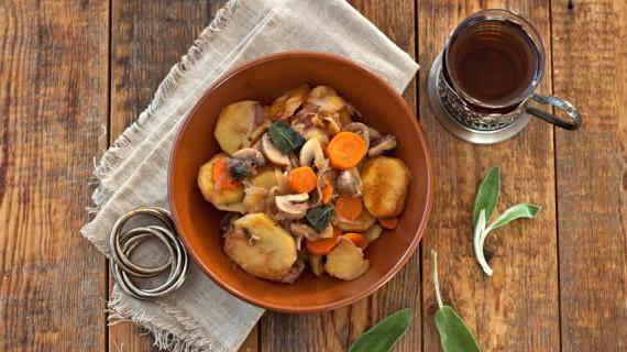 Ароматная жареная картошка с грибами и овощами: пошаговый рецепт