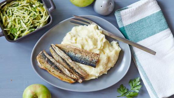 Ароматная жареная скумбрия с картофельно-яблочным пюре и яркой гремолатой
