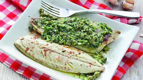 Ароматная жареная скумбрия с сочной сальсой верде