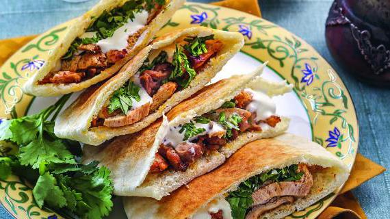 Вкусная цесарка, запеченная с ароматным соусом тум в хрустящей пите
