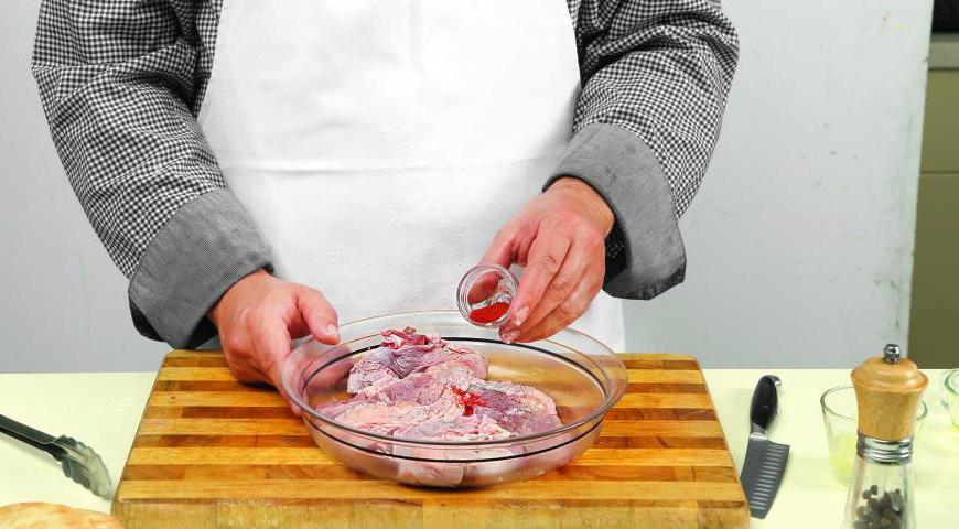 Подготовьте духовку к работе, установив температуру 145 °C. Очистите цесарку от кожи и костей, разделив мясо на средние кусочки. Намажьте их оливковым маслом, посолите, поперчите и добавьте немного паприки. Оставьте мариноваться при комнатной температуре на 15–25 минут.