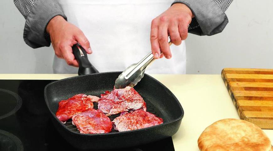 Разогрейте сковороду-гриль на среднем огне. Обжарьте кусочки цесарки до золотистой корочки — по 5–7 минут с каждой стороны. После этого полейте их оливковым маслом, накройте фольгой и отправьте в духовку на 35 минут для дальнейшей готовки.