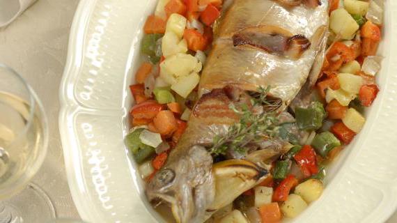 Запеченная в духовке форель с хрустящим беконом и овощами — вкусное и ароматное блюдо