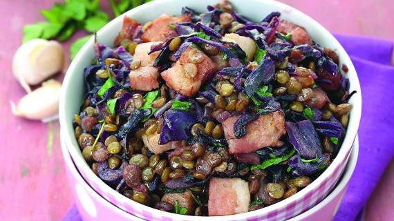 Вкусное и ароматное блюдо с чечевицей, копченой грудинкой и краснокочанной капустой
