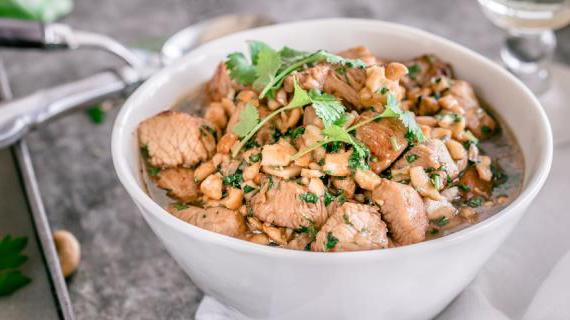 Вкусное блюдо из индейки с кинзой и орехами кешью, которое порадует каждый укус