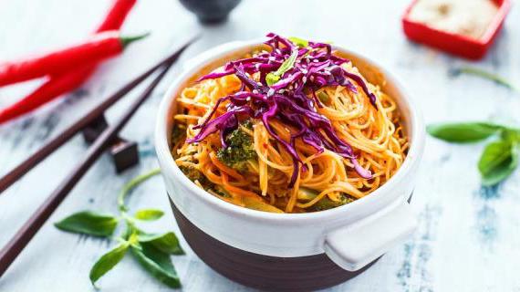 Ароматное блюдо из рисовой лапши с соусом карри и овощами