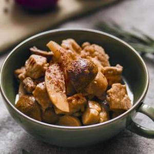 Ароматное блюдо из свинины с грибами и картофелем