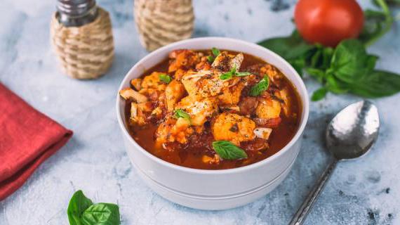 Вкусное и ароматное блюдо с цветной капустой, томатами и пряной зеленью