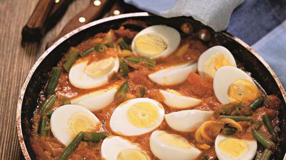 Ароматное блюдо: Яйца в пряном карри с овощами и йогуртом