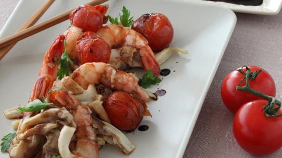 Вкусное и ароматное блюдо: креветки с помидорами черри и грибами вешенками