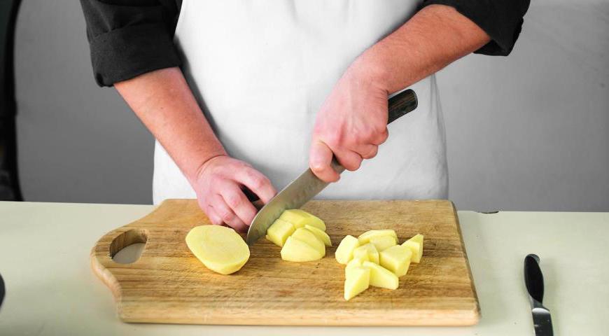 Очистите картофель и нарежьте его крупными кубиками. У капусты удалите кочерыжку и нарежьте листья кусочками примерно 2,7 см в диаметре. Пекинскую капусту нарежьте аналогичным образом.