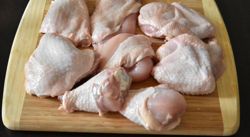 Курицу нарежьте на порционные куски, удобные для подачи и равномерного прожаривания.