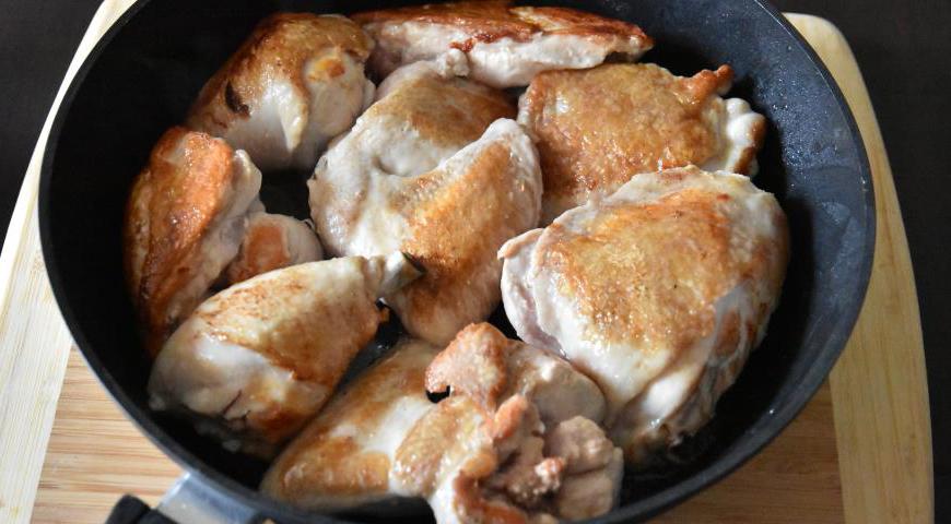 В том же масле обжарьте куски курицы со всех сторон до образования золотистой корочки.
