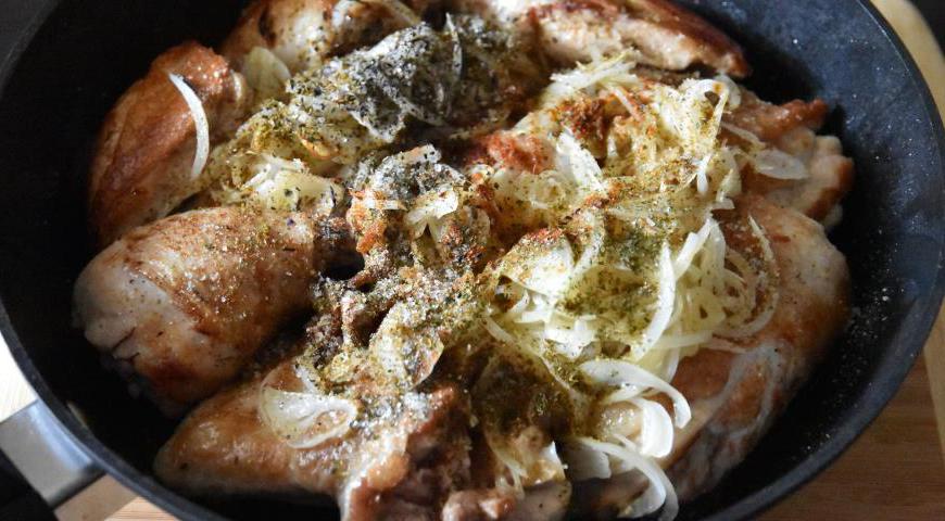 Добавьте к курице обжаренные лук и чеснок, всыпьте соль, сахар и специи (хмели-сунели, паприку, красный перец, базилик и петрушку). Хорошо перемешайте.