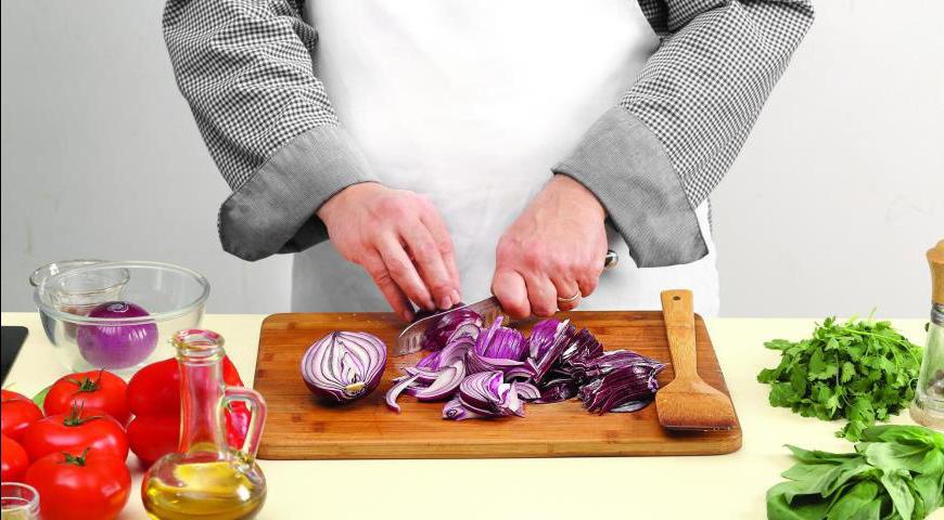 Нарежьте лук тонкими полукольцами и добавьте его в кастрюлю с курицей. Перемешайте и жарьте около 9–12 минут, пока лук не станет мягким и золотистым, что придаст блюду нежность и насыщенность.