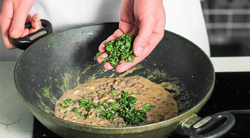 Добавьте сахар, соевый и рыбный соусы, а также сок лайма. Проверьте вкус: если нужно, добавьте соль или больше сока лайма. Продолжайте готовить три минуты, затем выключите огонь. Вмешайте кешью и посыпьте мелко нарезанной кинзой.