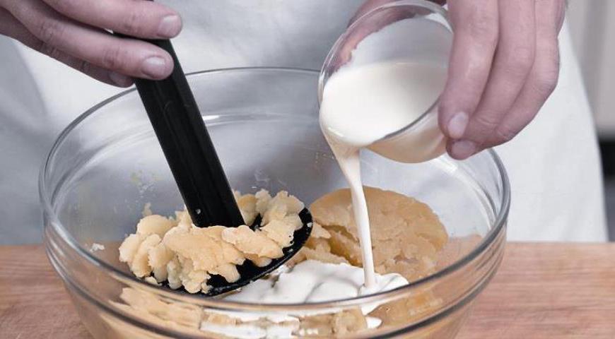 Разомните картофель толкушкой, добавляя по чуть-чуть сливки. Пюре должно быть густым и однородным. Добавьте взбитые желтки и аккуратно перемешайте, чтобы получилось кремовое блюдо.
